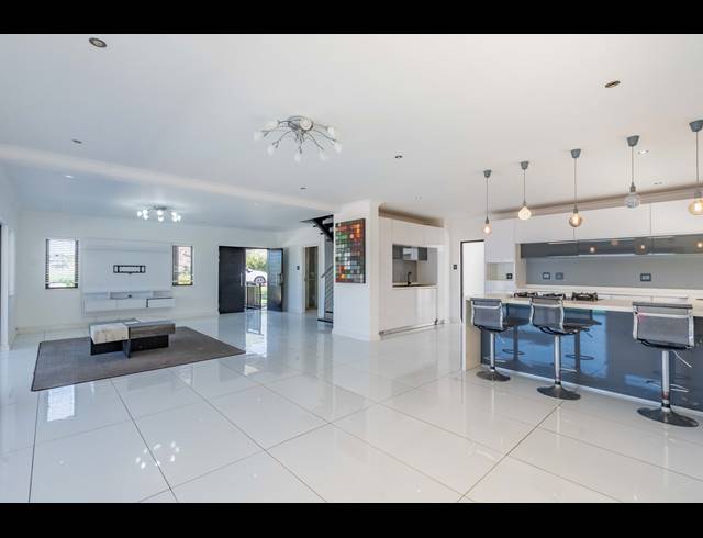 4 BEDROOM HOUSE FOR SALE IN HILLCREST CENTRAL